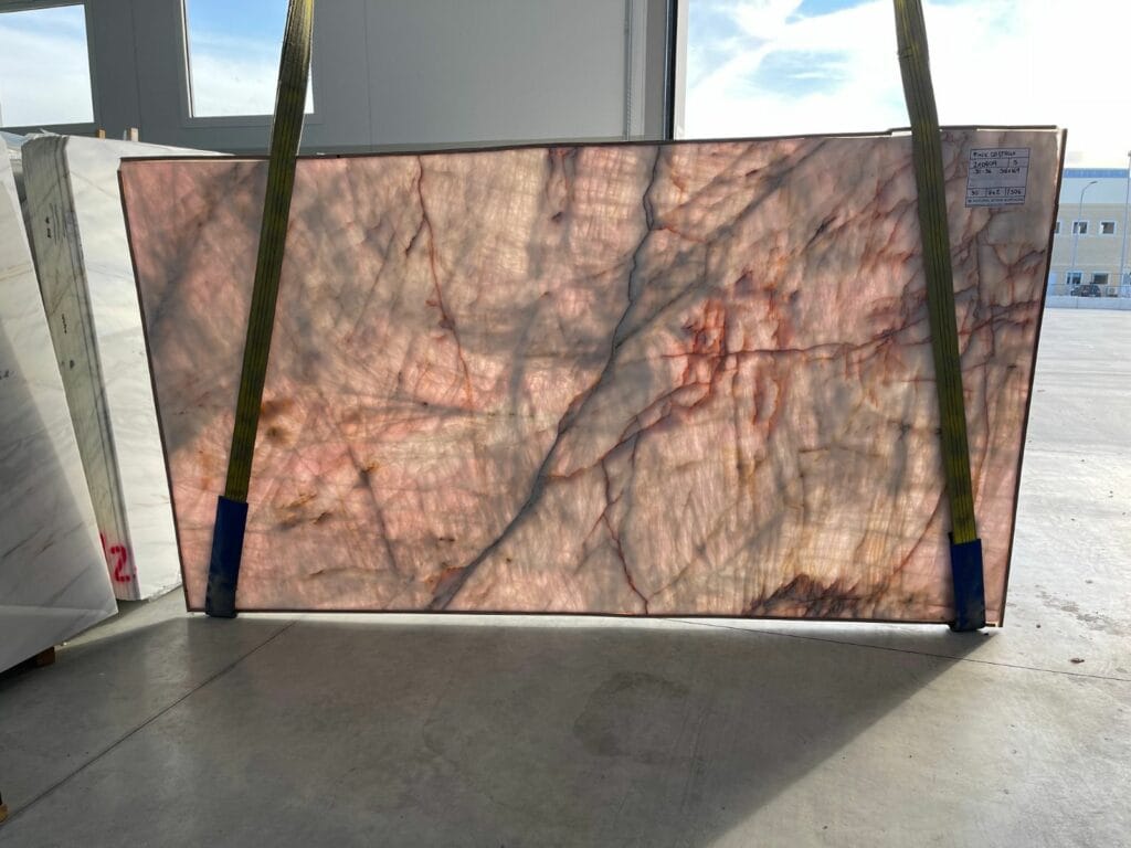 Tranche Onyx Rose en retroeclairage lumiere du jour